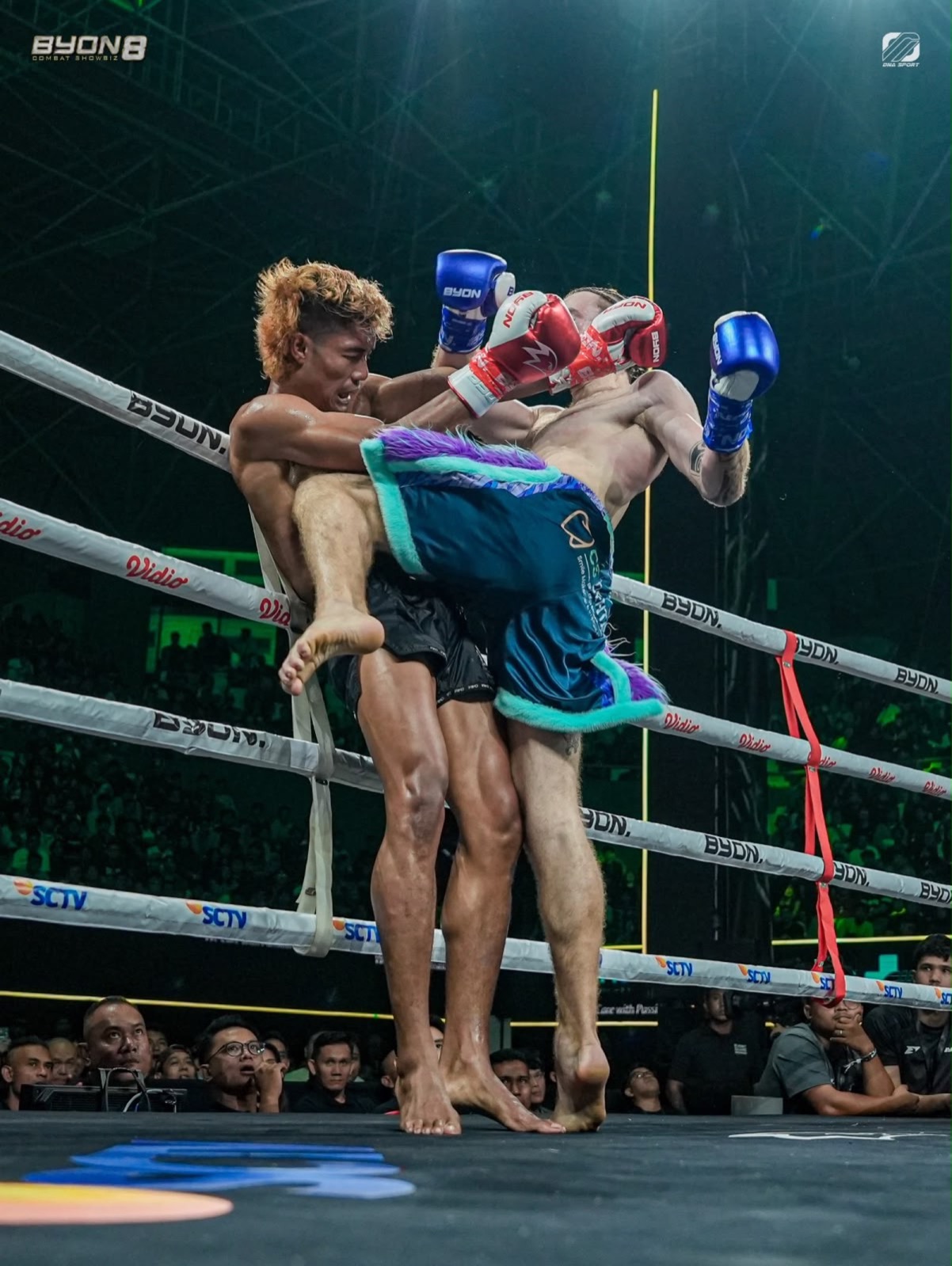 Aaron Clarke lands a knee in the clinch at Byon Combat Showbiz 8