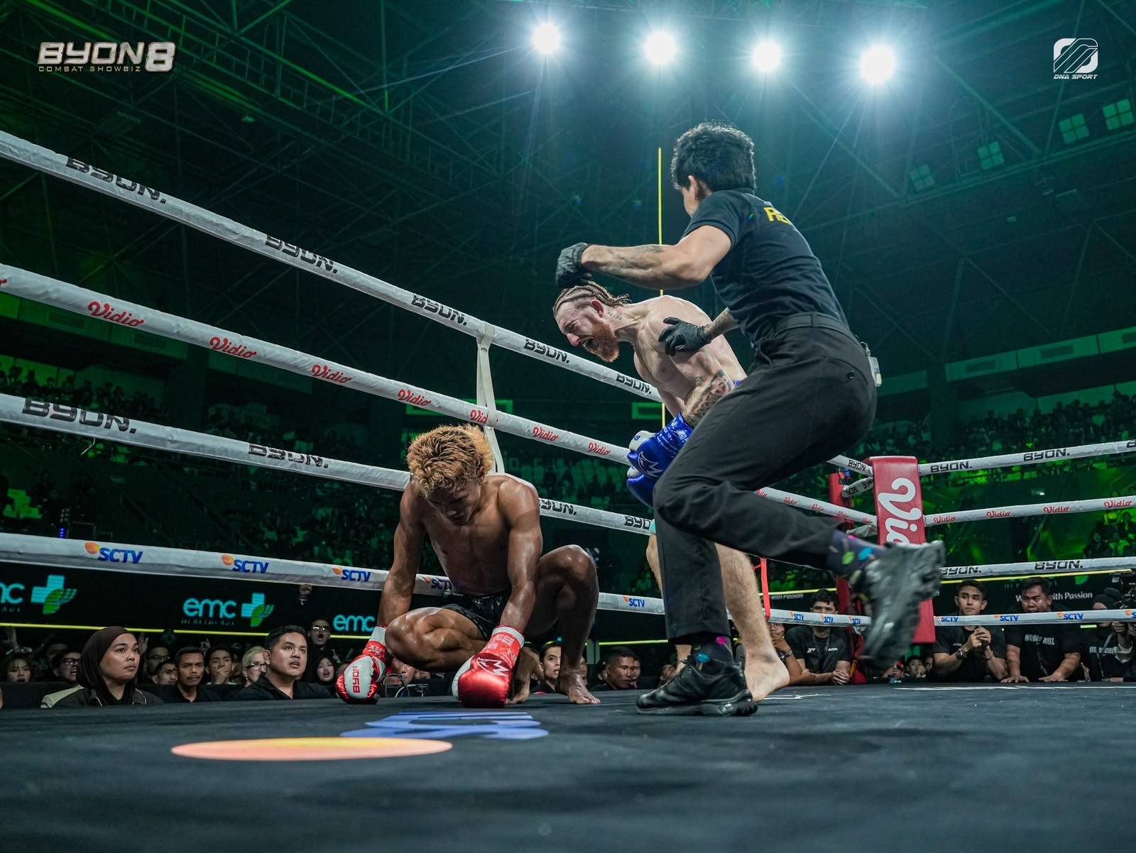 The referee steps in as Aaron Clarke wins at Byon Combat Showbiz 8